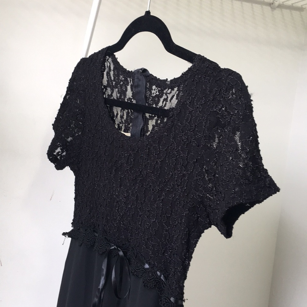 Long black dress with lace detail - Picture 6 of 7